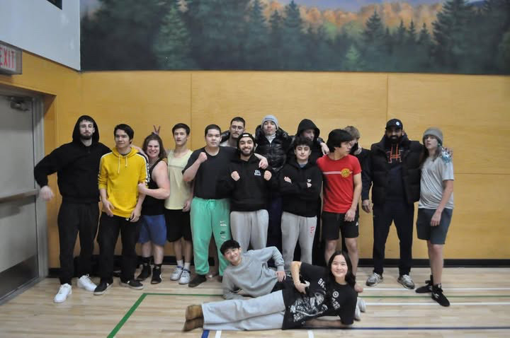 Isabelle and her high school wrestling team 2024